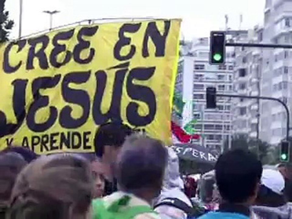 Brésil: François, pape infatigable, multiplie l...