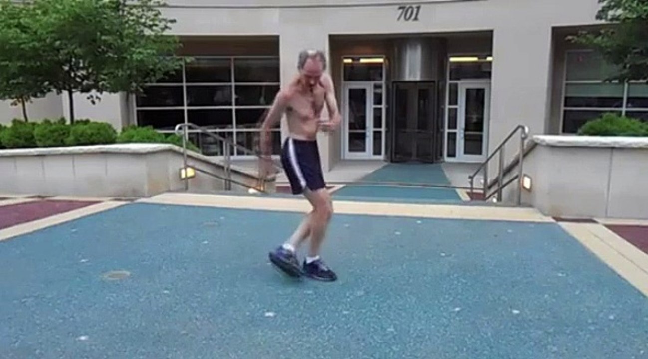 Un jongleur de pieds incroyable