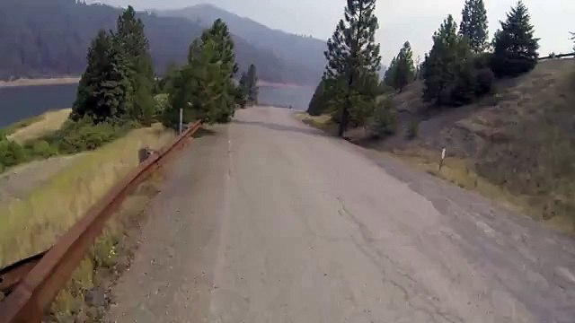 Un énorme saut en vélo dans un lac