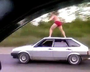 Il fait du surf sur le toit de sa voiture en marche