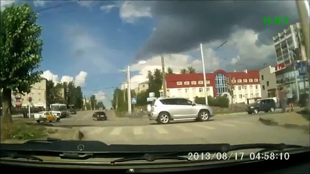 Des pietons passent très près de l'accident mortel