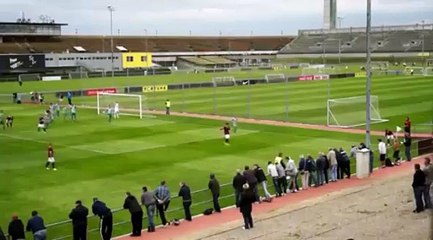 Il marque un but avec ses fesses!