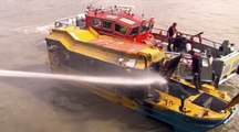 Des touristes plongent de leur bateau-mouche en feu