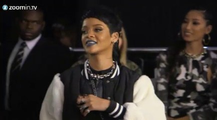 Rihanna se déguise en strip-teaseuse