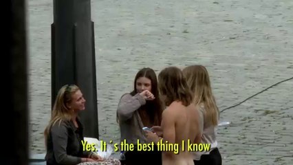 Il aborde les filles totalement nu