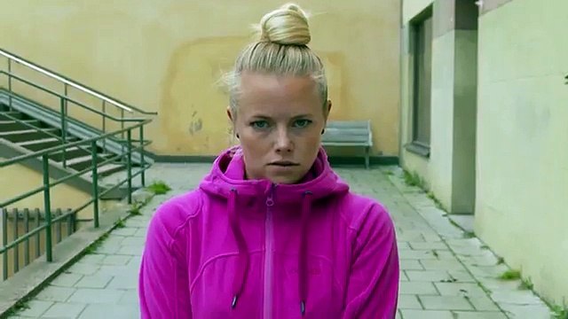 Il lance des couteaux avec une raquette de ping-pong