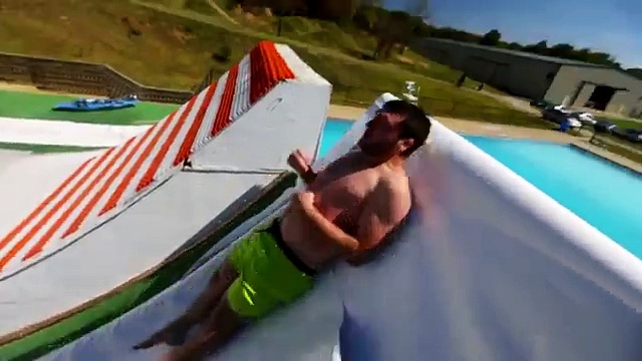Cascades sur un toboggan géant
