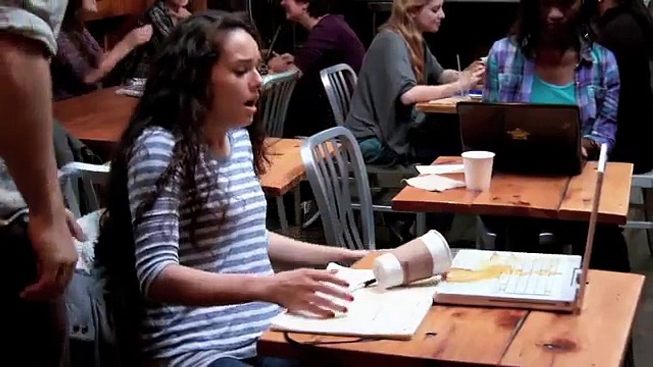 Caméra cachée : une télé-kinésiste folle dans un café