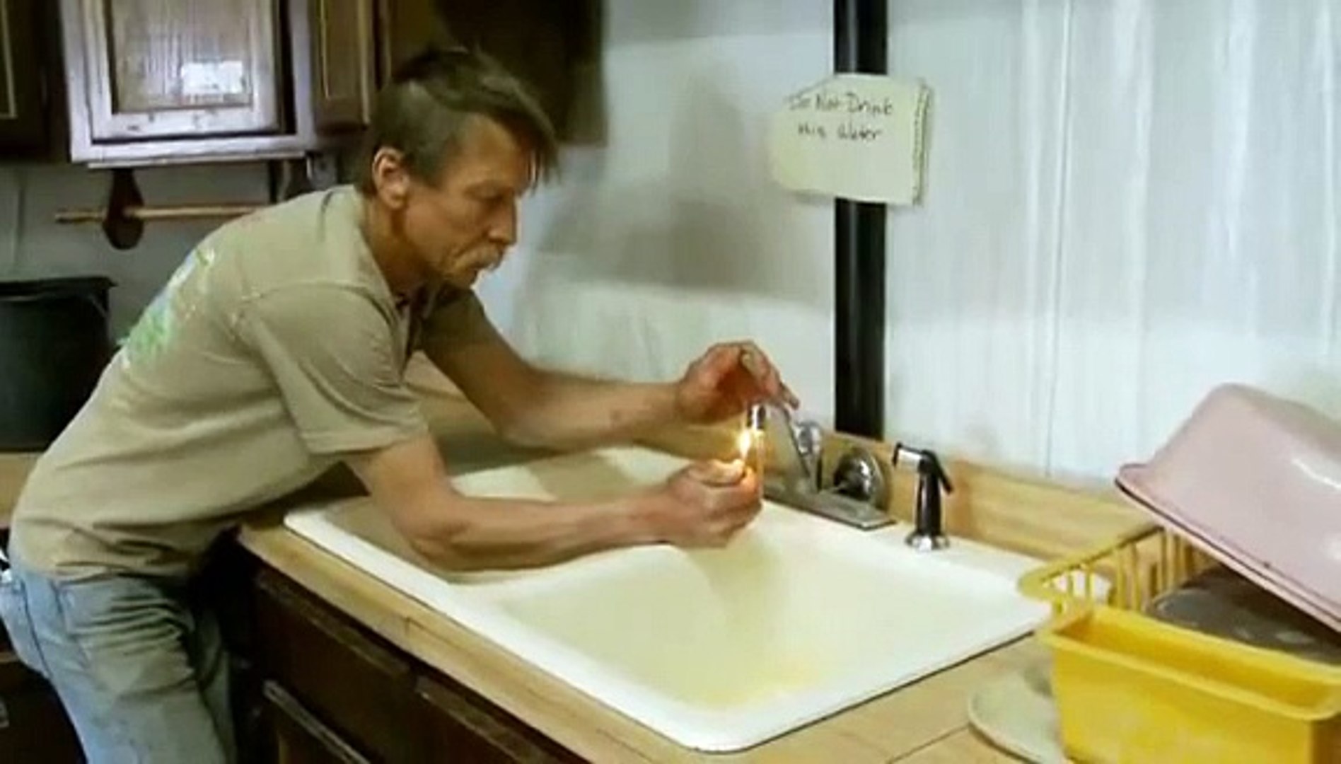Eau du robinet qui s'enflamme à cause du gaz de schiste - Vidéo Dailymotion