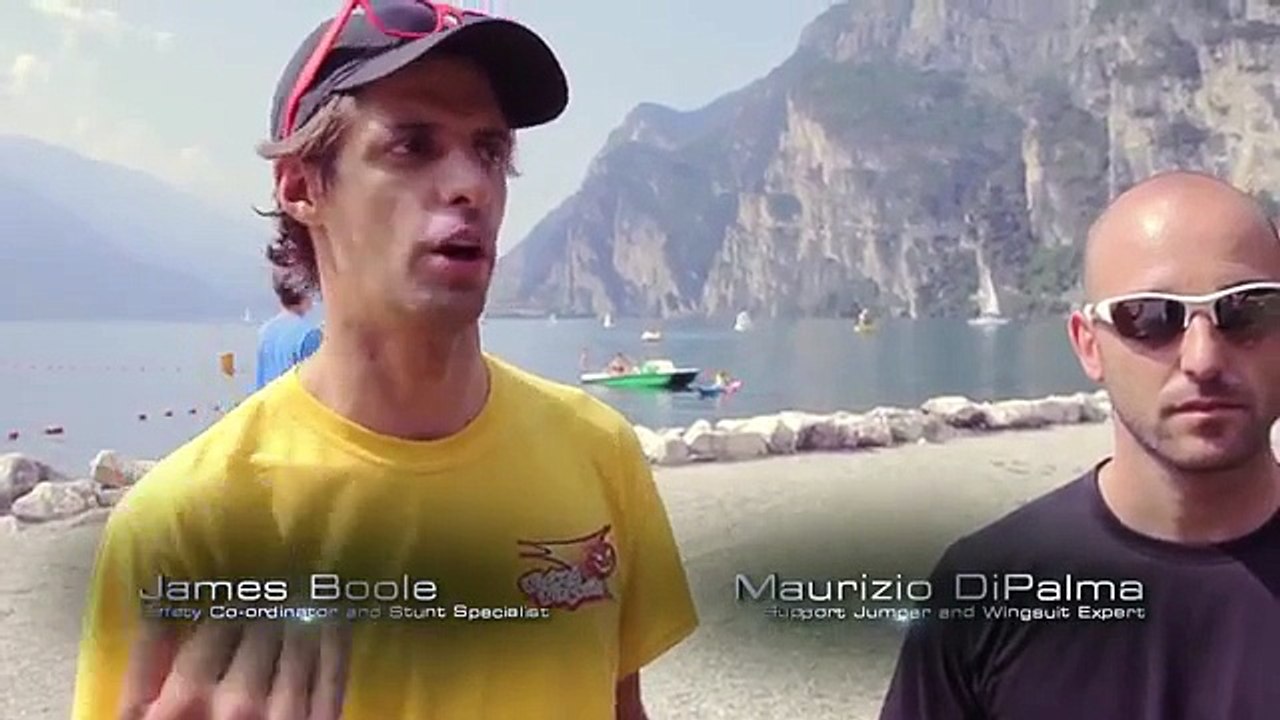 Il atterrit dans l'eau sans parachute !