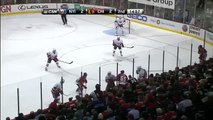 Un joueur de hockey s'arrache lui-même une dent pendant un match
