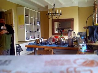 Un père fou de joie pour la bonne note de son fils