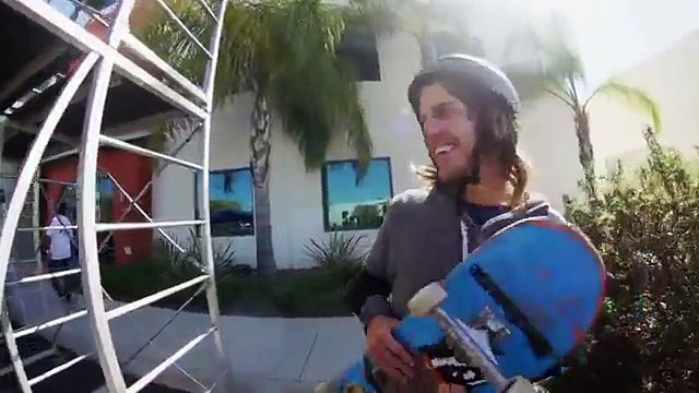 Des skaters font le looping de la mort