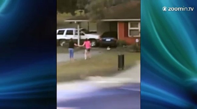 Il pète les plombs et détruit sa maison!