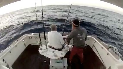 Un pêcheur tombe à l'eau pendant une partie de pêche