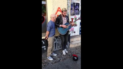 Il chante un chanson dans la rue, le vrai chanteur l'accompagne