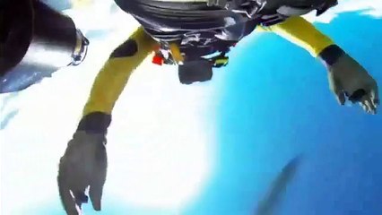 Il survole le Mont FUji en jetpack