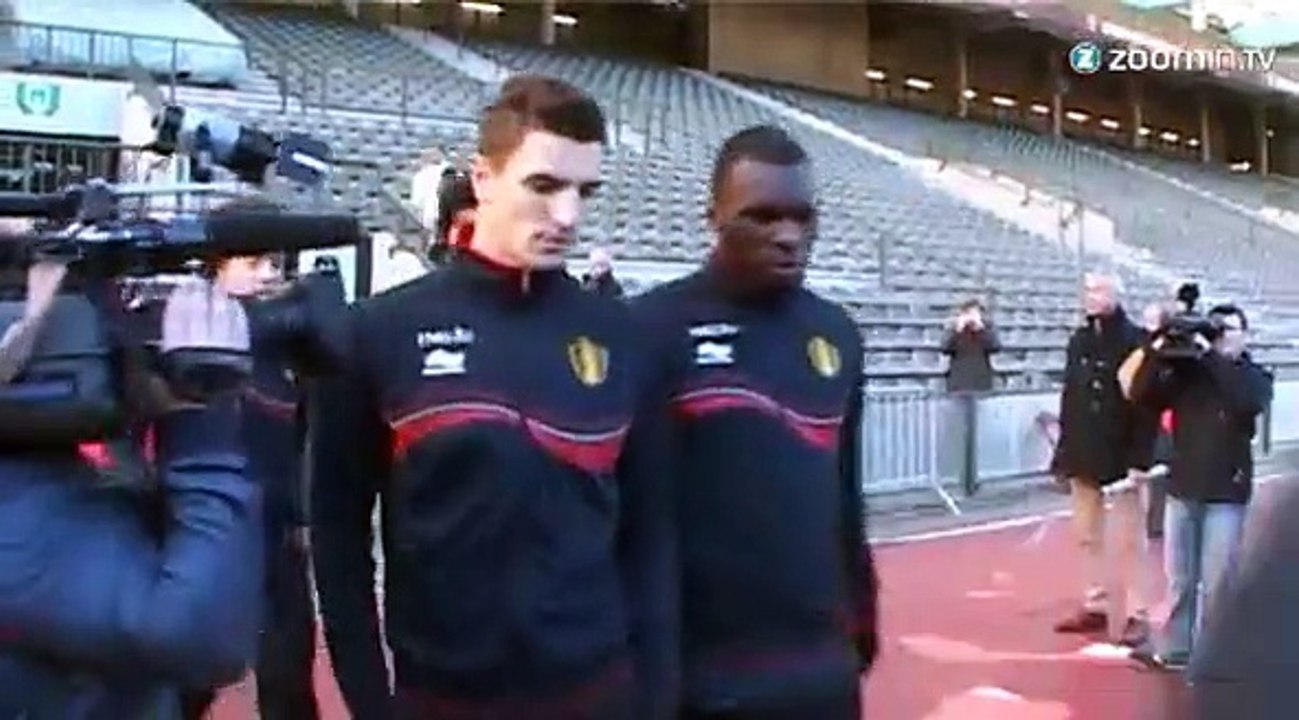 Thomas Vermaelen attend Falcao
