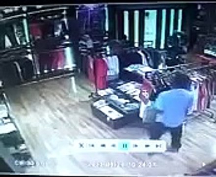 Un voleur pris en flagrant délit et mis K.O.