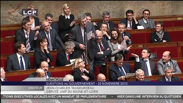 Le député UMP Jean-Charles Taugourdeau offre un attrape-rêves à Jean-Marc Ayrault