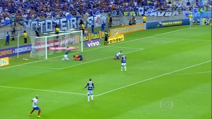 Football : une supporter sexy en montre un peu trop