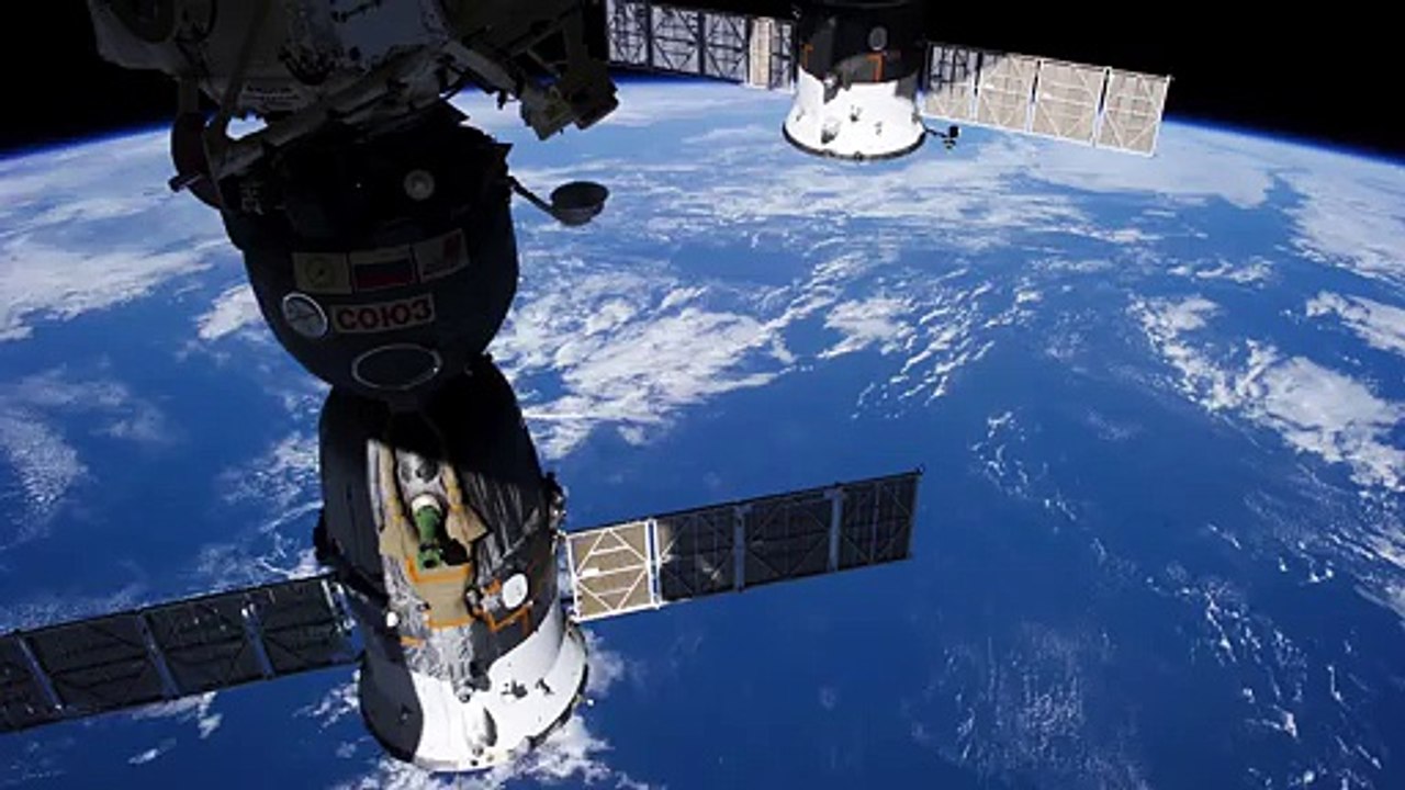 Une comète vue de puis l'ISS, la station spatiale internationale