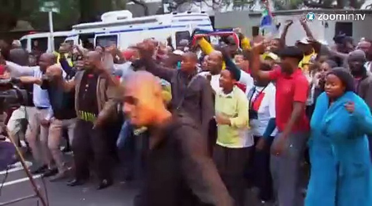 Mandela : rassemblement devant sa maison