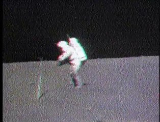 Sur la Lune, l'astronaute perd son marteau