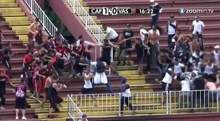 Télécharger la video: Brésil : violentes bagarres entre supporters de foot