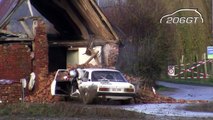 Une voiture de rallye détruit le mur d'une maison
