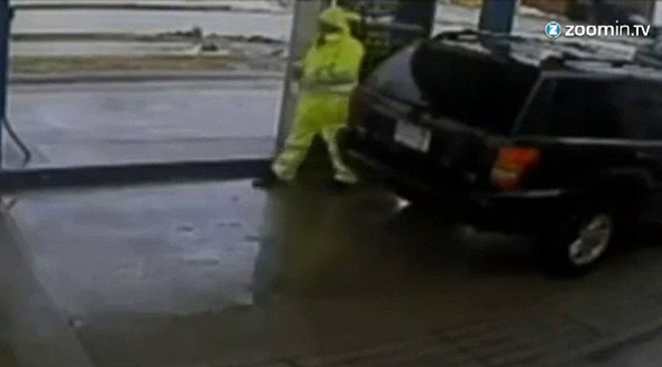 Une voiture fonce sur une pompe à essence