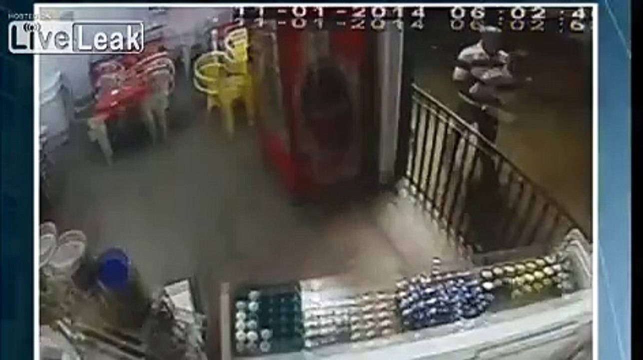 Il se fait amputer des deux jambes après l'effondrement de sa boutique