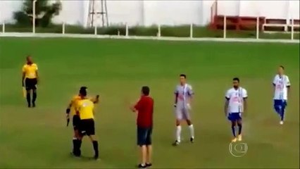 Bu da oldu! Hakem silah çekti...