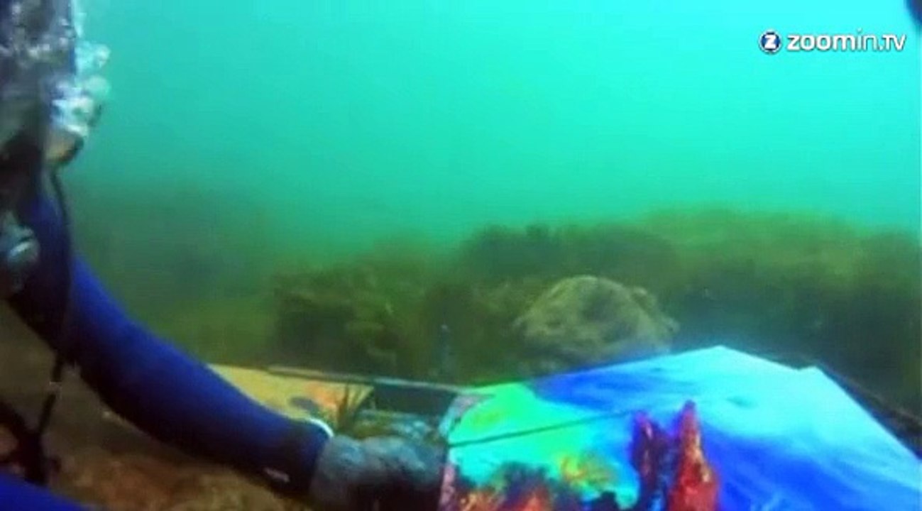Un artiste péruvien peint sous l'eau !