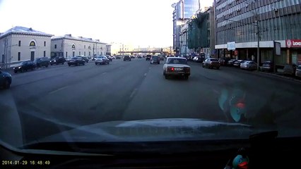 Une conducteur fait un créneau après avoir frôlé le carambolage