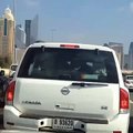 Un lion dans le coffre d'une voiture à Dubaï
