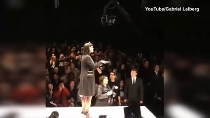 Katy Perry huée pendant un défilé de mode