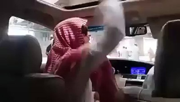 ‫سعودی عرب کا وی آئی پی عرب شیخ جو اپنی کار میں بیٹھے بیٹھے شیطان کو کنکریاں مار رہا ہ