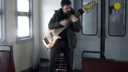 Гитарист играет на самодельной 12-струнной гитаре