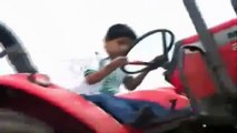 Komik Video Çocuğun traktör sürmesi mükemmel ☆ Komedi ve Eğlence izle (video)  ツ