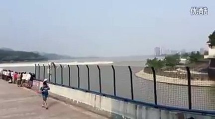 Ils regardent un tsunami qui arrive vers eux sans réagir !