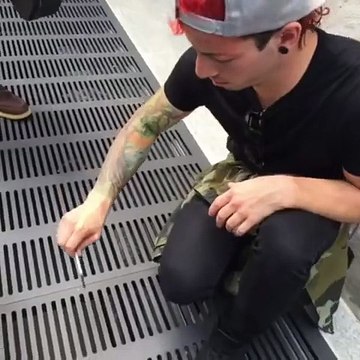 Musician playing with their phones! Extreme phone pinching - Twenty One Pilots