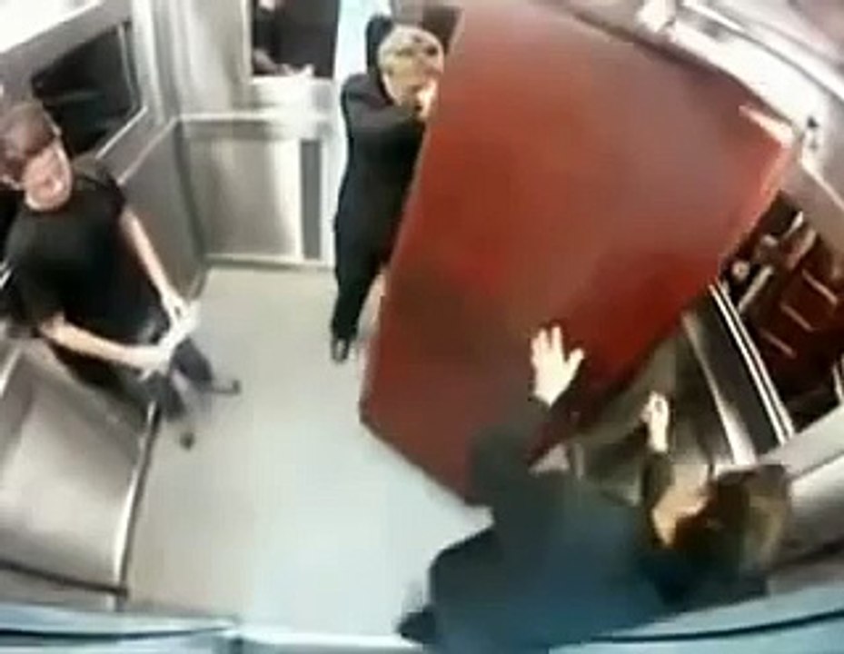 Broma Pesada - Ataud en el ascensor, escalofriante
