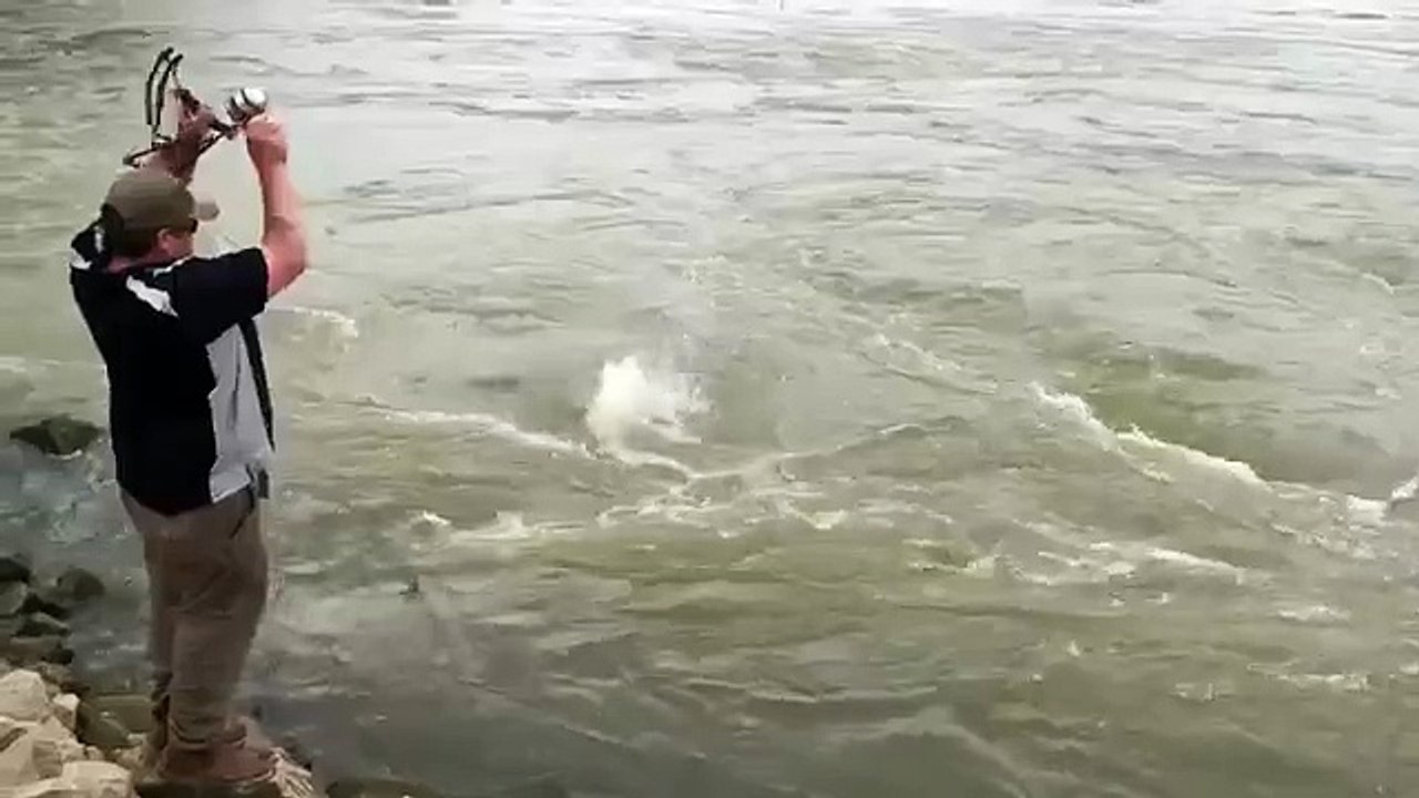 Un homme pêche avec un slingbow