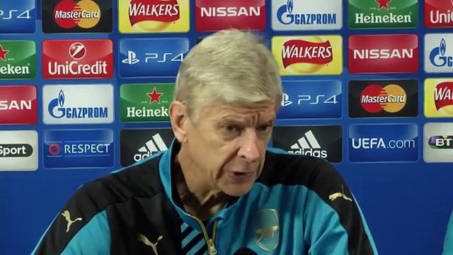 Arsene Wenger & Alex Oxlade-Chamberlain pre Arsenal v Olympiakos