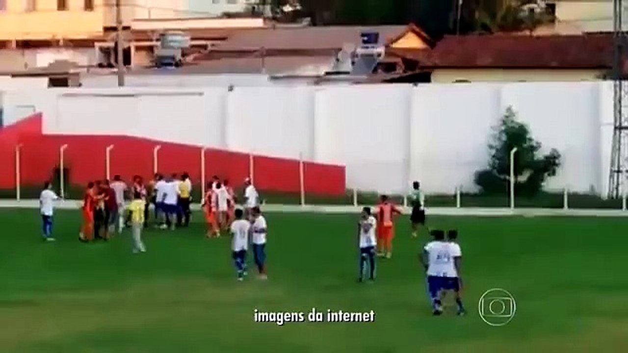 حكم برازيلى يُشهر سلاحه بعد تعرضه لاعتداء من لاعب