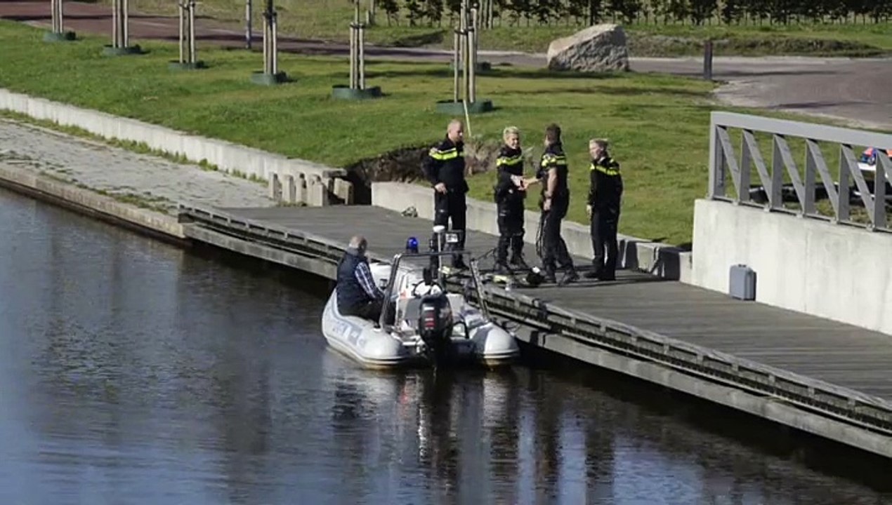 Beelden: Politie zoekt met sonarboot naar vermiste man uit Eelderwolde - RTV Noord