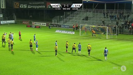 Il descend une bière avec un spectateur pour célébrers son but