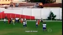 البرازيل:حكم يُشهر مسدسه في وجه لاعب -  Un arbitre sort un pistolet en plein match de football au Brésil