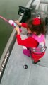 Une petite fille attrape un gros poisson avec sa canne à pêche Barbie